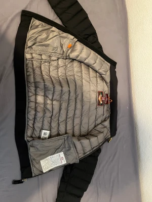 Parajumper (kvitto finns) - Tjena, säljer en Parajumper som är liten för mig. Ny pris 3399. *Kvittot finns*