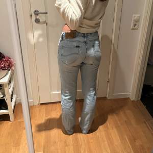 Snygga ljusblåa lee jeans. Egentligen herr jeans men sitter bra på tjejer också! Byxorna har gått sönder och sedan sytts ihop igen, bild 3! Dem sitter mid/low waist. Modellen heter WEST i st W28 L32. Super snygga till höst🍂🫶🏼