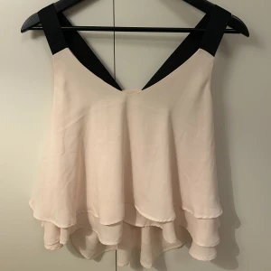 Jättefin topp i gammelrosa 😍 - Säljer pga för stor för mig, den är dock väldigt söt och har som lite volanger i lager 💗