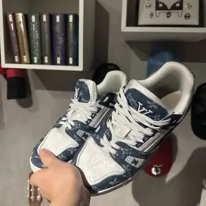 Riktigt feta Lv trainers. Skick 9/10. Säljes pga att det var fel storlek. Kom med bud. Inga jävla skambud. Priset beror på att jag inte har kvitto eftersom att jag fick dem i födelsedagspresent. OBS! Kan också byta mot moncler maya jacka eller ralphlauren