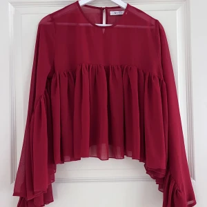Blus från Nakd - Otroligt fin blus från Nakd. Knappt använd och fortfarande i väldigt bra skick! 