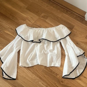 Zara blus - Köpt för längesen finns inte kvar i butik, må se skrynklig ut men är jätte fin och sitter off shoulder, köpt för 399kr