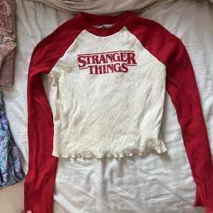 Stranger Things tröja från H&M  Strl 146/152  Använd 1 gång 