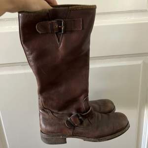 säljer dessa trendiga bruna vintage boots från Italien