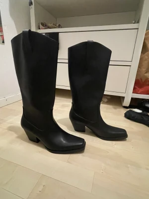 Boots - Oanvända boots som är för små för mig. Dem är ifrån monki