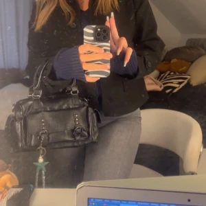 Väska - Säljer denna skit snygga väska från okänt märke, skriv för fler bilder!! 