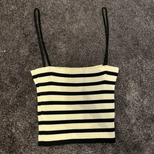 Zara topp - Superfin Zara topp med smala axelband. Vill man bära som croptop är det superlätt att stoppa undan banden. Fraktkostnad tillkommer