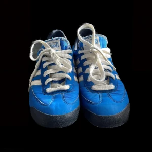 Adidas skor - Hej säljer dessa trendiga adidas skor. De är vintage och i bra skick! Storlek 37 2/3, US 5, UK 4 1/2!!!  Skriv för frågor eller fler bilder