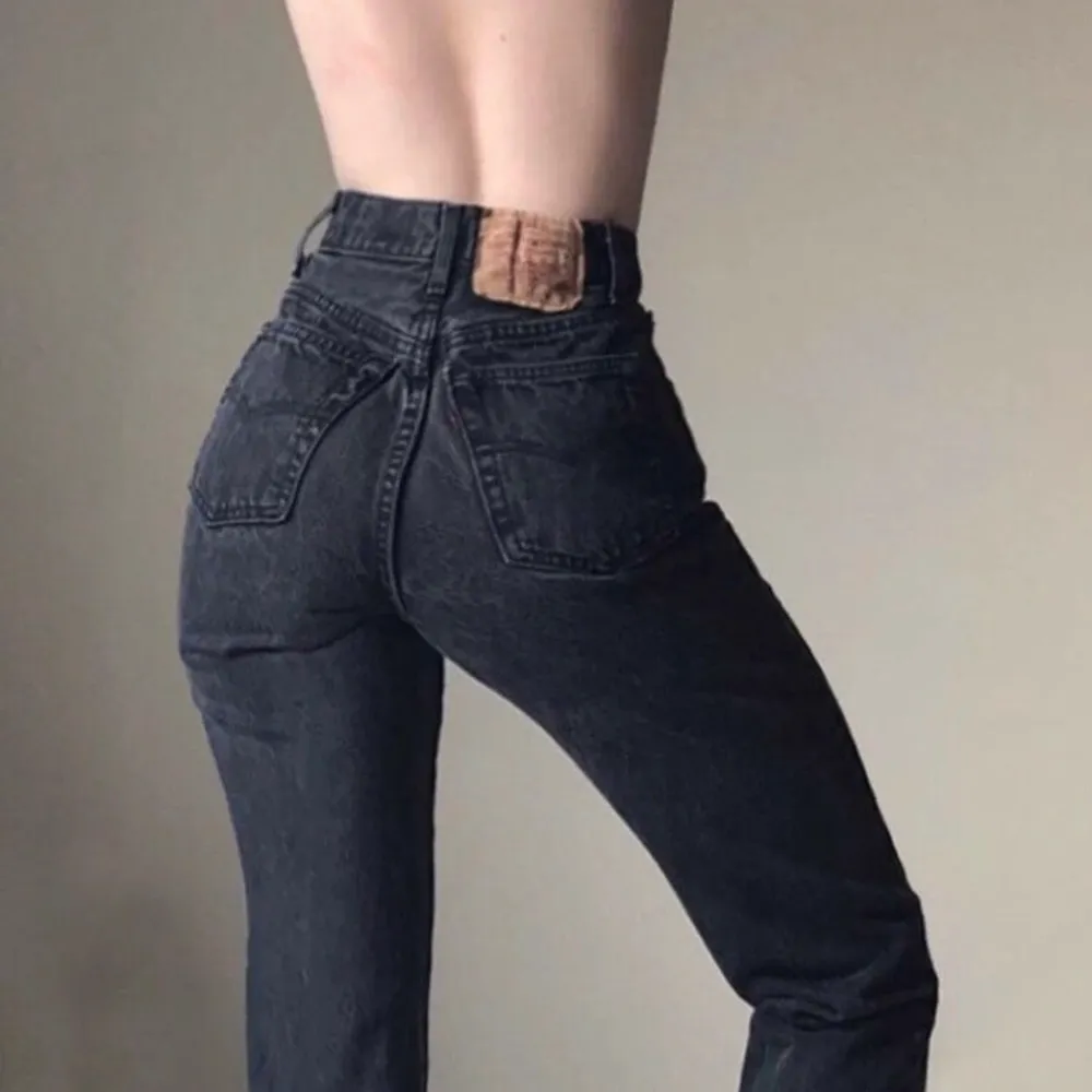 Midja: ca 64cm Innerben: 71cm Så fina äkta vintage Levis 501 jeans som är made in USA från 90-talet 🤩Hög midja, slim/skinny fit, 100% bomull & knappgylf. Köpta för 1500kr från London, aldrig använda eftersom storleken inte passar mig. Perfekt skick ✨. Jeans & Byxor.