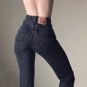 Midja: ca 64cm Innerben: 71cm Så fina äkta vintage Levis 501 jeans som är made in USA från 90-talet 🤩Hög midja, slim/skinny fit, 100% bomull & knappgylf. Köpta för 1500kr från London, aldrig använda eftersom storleken inte passar mig. Perfekt skick ✨