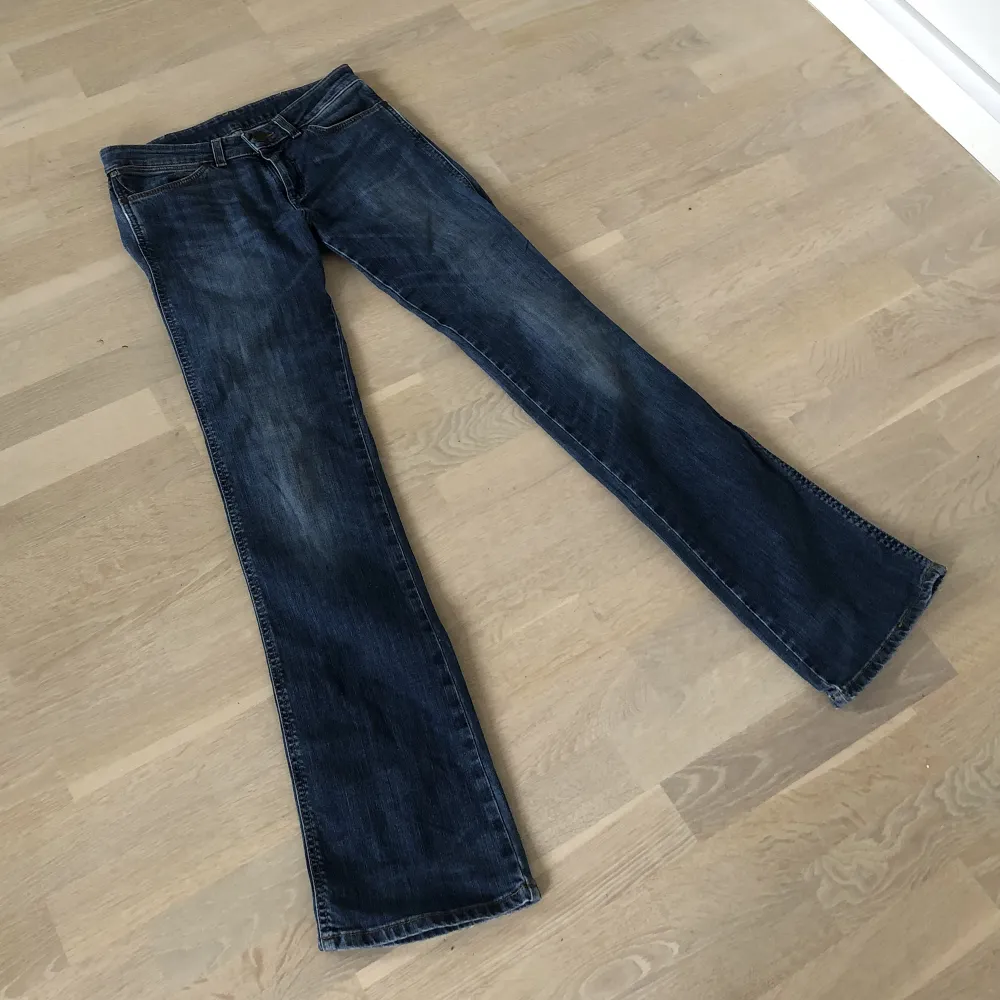 Lågmidjade bootcut jeans strl 27/34 från Wrangler. Mörkbkå, Färgen visar sig bättre på de närmre bilderna de är inte så mörka som de ser ut på helhetsbilden.. Jeans & Byxor.