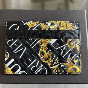 Versace Jeans Couture - Korthållare från Versace Jeans Couture. Helt ny oanvänd. Fått i gåva men ej min stil och därav säljer jag den