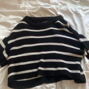 Stickad randig tröja - Säljer min tröja då den inte kommer till så mycket användning längre! 