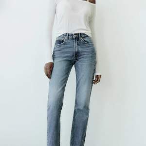 Jeans från zara köpta i somras säljer pga för liten storlek. Jeansen är mörblå (ALLTSÅ INTE SOM I BILDEN) men samma modell, kan skicka bild om det önskas