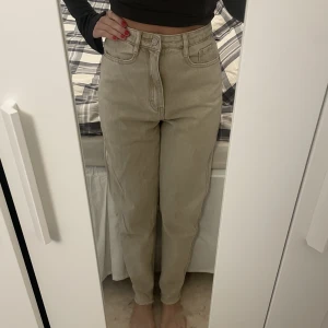 Jeans - Beiga jeans köpt från ASOS. Sitter skit snyggt på.