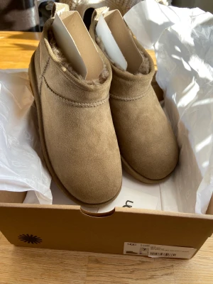 Uggs Ultra Mini Antilope - Säljer mina Uggs i Antilope som inte längre går att köpa. Köpes från Asos i Oktober. Använda fortfarande i nyskick då de inte används när det var blött. Passar storlek 37,5&38. 