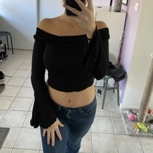 off-shoulder topp - off-shoulder topp med utsvängda ärmar