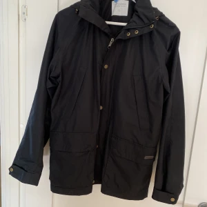 Retro jacka Peak Performance herr - En retro jacka från Peak Performance i fin fint skick. Vindtät skaljacka. Storlek S. 