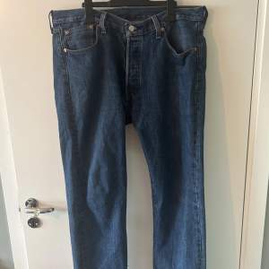Säljer mina Levis 501 mörk blåa jeans. Har tuvyr växt ur dem men säljer dem därför för ett bra pris