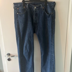 Levis 501 - Säljer mina Levis 501 mörk blåa jeans. Har tuvyr växt ur dem men säljer dem därför för ett bra pris
