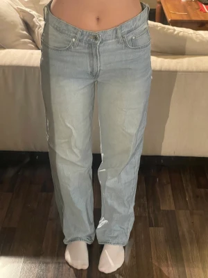 Baggy jeans  - Från H&M, använda men i bra skick! Kontakta vid frågor!🩷
