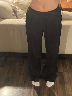 Linnebyxor  - Från Zara, köpta iår. Lappen är bortklippt men är som nya! Kontakta vid frågor 🩷