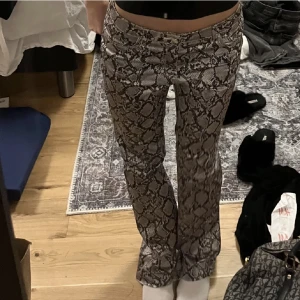 Ormskinnsbyxor - Svin snygga ormskinnsbyxor från weekday. Stl 38 lånad bild