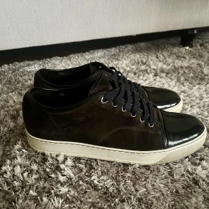 Lanvin - Tjena säljer nu dessa fina skorna från lanvin, 9/10 i skick. Skorna är i storlek 9 vilket motsvarar storlek 43-44. Vid mer frågor är de bara att höra av dig. Endast skorna medföljer! 