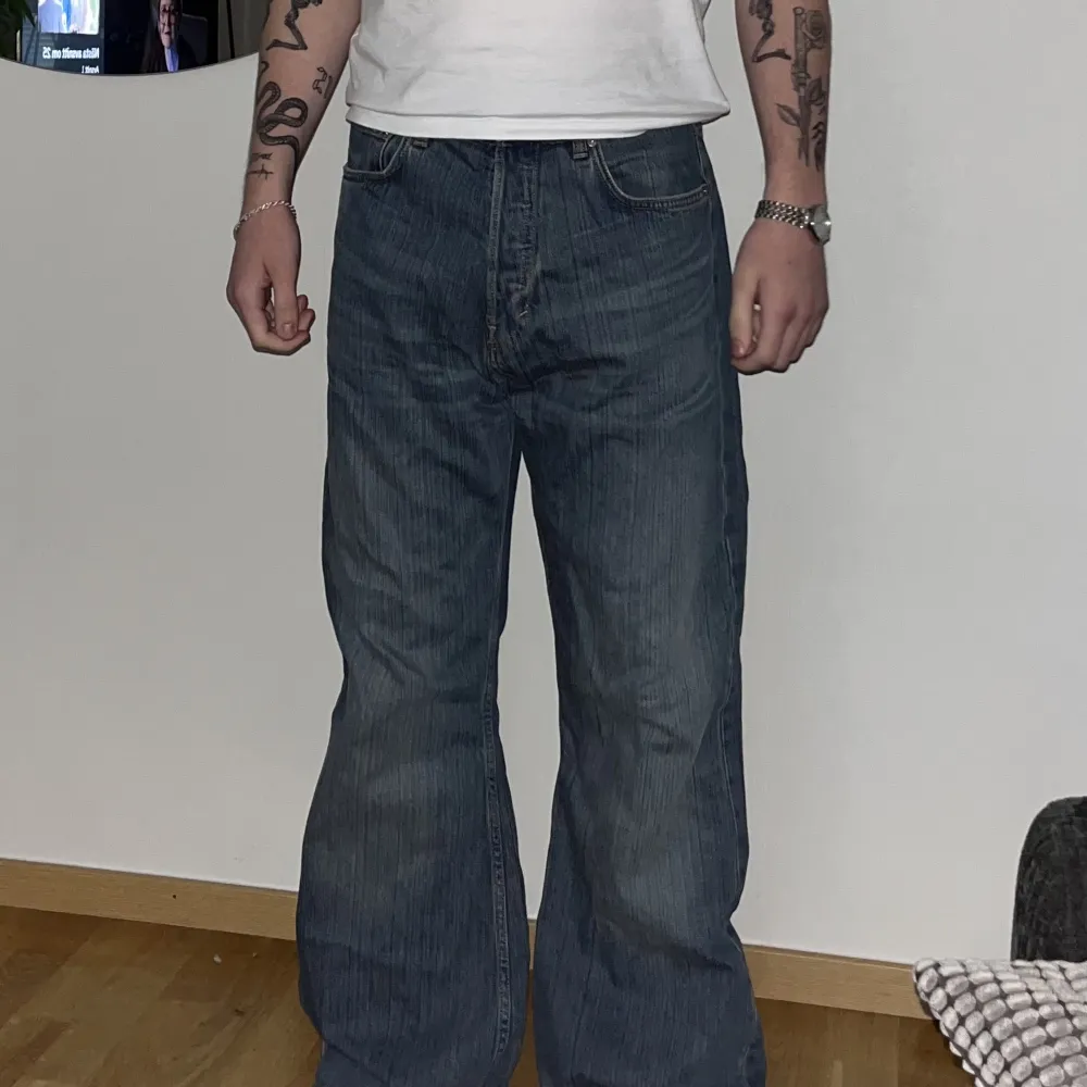 Ett par väldigt snygga bootcut jeans som jag väljer att sälja då de är något för stora för mig. Endast använda en kväll.. Jeans & Byxor.