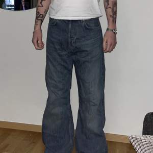 Ett par väldigt snygga bootcut jeans som jag väljer att sälja då de är något för stora för mig. Endast använda en kväll.