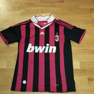 Ac milan t-shirt - Ac milan t-shirt, andvänd en gång. T-shirten är väldigt fin och det står Ronaldinho nr 80 i ryggen 