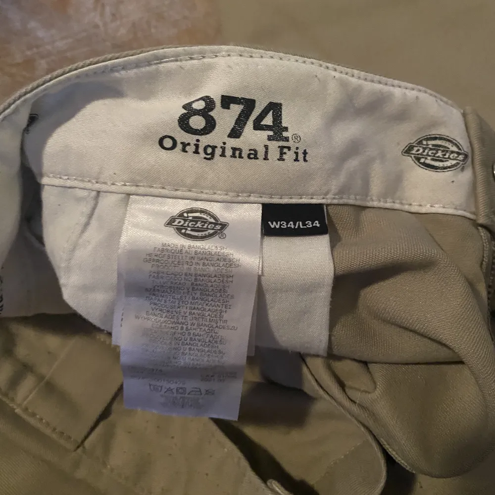 Dickies 874 original fit bege (känns lite större än andra w34) Finns slitage på höger ankel  Kom med bud om du inte känner att priset passar, hör av dig vid minsta fråga!. Jeans & Byxor.