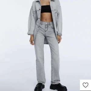 Ljusgråa jeans  - Ljusgråa jeans från stradivarius. Dom är mer ljusare än vad det ser ut på bilden! Jag är 168 och dom sitter bra i längden🤩Jag brukar ha mellan 36-38 så skulle säga att det passar både och!