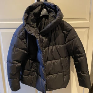 Vinter jacka  - Säljer denna jacka från VERO MODA inte sliten storlek S