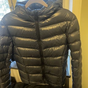 Colmar jacka - Säljer denna jacka som inte kommer till användning. Jackan har inga defekter. Nypris 4999❤️