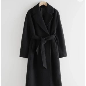 & Other Stories Wool Coat - Säljer min kappa från OS som jag köpte förra hösten, men kommer nog inte använda den mer därav säljer jag den, den är i jättefint skick. Material: 100% responsible wool. 