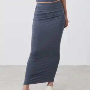 Säljer kjol i samma modell i MÖRK GRÅ färg ifrån Gina tricot. Lågmidjad kjol som är använd 2 gånger och kommer tyvärr inte till användning. I helt nytt skick. Kan skicka fler bilder❤️org pris är 280 kr.