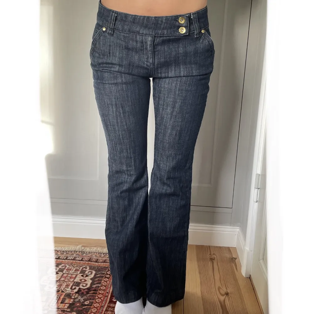 Jättesnygga lågmidjade jeans i perfekt skick från Next!💘skriv till mig om du har frågor🌟Storlek 36/S. Jeans & Byxor.