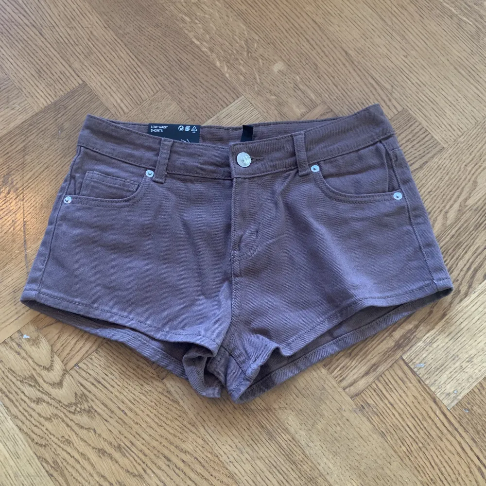 Helt nya H&M shorts som inte kom till användning, det står att de är low waist men jag skulle nog säga att de är mer midwaist. Shorts.