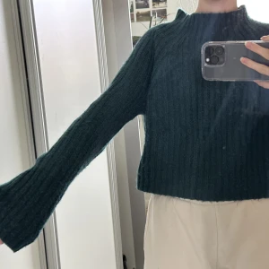Stickad tröja - Tröja från Monki! Bekväm och sparsamt använd. Storlek M, skulle säga lite mindre i storleken plus att det är en croppad modell. Skickas mot fraktkostnad 🫶🏼💗