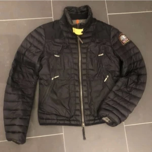 Parajumper höstjacka  - Funkar för både tjej och kille. 