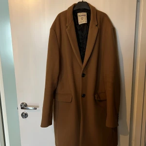 Brun stilig Rock - Stilig brun rock från märket Pull & Bear säljes i befintligt skick.  Strl M