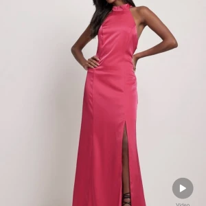 Rosa balklänning - Intressekoll på denna underbara klänning jag hade tänkt sy in och använda på balen, men har hittat en annan! Storlek 42, nypris ligger på 499kr men säljer för 200+frakt, med alla lappar kvar och enbart provad🥰 helt slutsåld på NAKD❤️