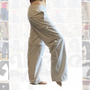 Cargo byxor vita - Skitsnygga Baggy byxor i en äggvit färg. Också perfekta till sommarn då man kan zippa loss nederdelen och få ett par shorts. Hänger perfekt på höften då jag är en ish 38