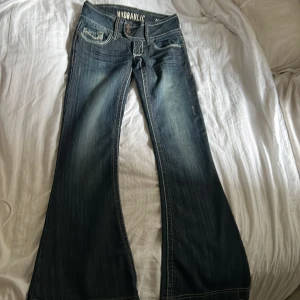 Lågmidjade Jeans  - Skit snygga flare jeans med låg midja i storlek 3/4(står det på dom) men jag skulle säga att de är 36/34. Inga defekter förutom lite på benet, se första bilden, men detta är inget man tänker på.