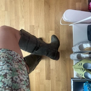 Gröna boots  - Sjukt coola gröna boots! Vet tyvärr inte vilket märke eftersom det inte  står. Storlek 39💐💚