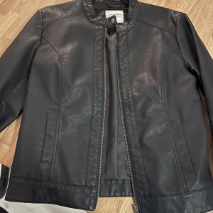 Jacka skinnimmitation - Oanvänd jacka 