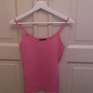 Skit snygg zara topp - Säljer ett rosa zara linne som köptes i somras men användes bara en gång. Inga defekter eller liknande och bra kvalite. Priset kan diskuteras! 