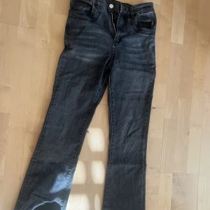 Bootcut jeans - Superfina bootcut jeans i mörkgrå. Passar S och M, bra skick