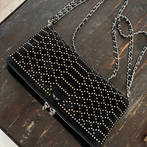 Zadig & Voltaire väska - Zadig & Voltaire väska i modellen rock, väskans material är av mocka. Inga defekter, sparsamt använd. Har tyvärr inget kvitto på väskan, men väskan är köpt i Zadig & voltaire butiken i Stockholm. Nypris, 3500kr.